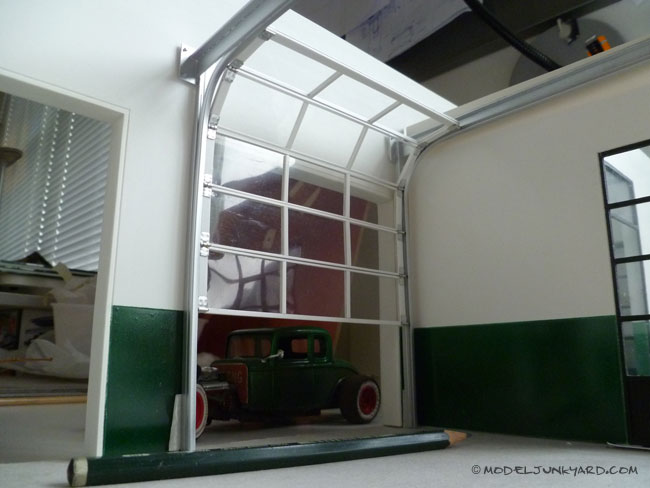 Post image for Old Gas Station Diorama – #2 Garage doors tracks [video]