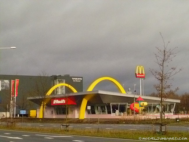 Post image for Dutch Mc Dondald’s restaurant design inspired by first Mc Donald’s in Des Plaines, Illinois.